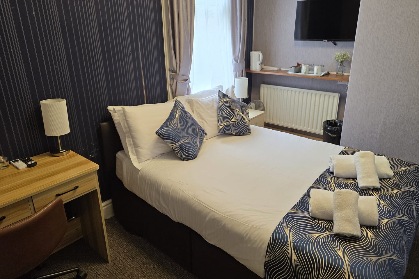Standard Double Room with a desk, wall-mounted TV and tea and coffee tray